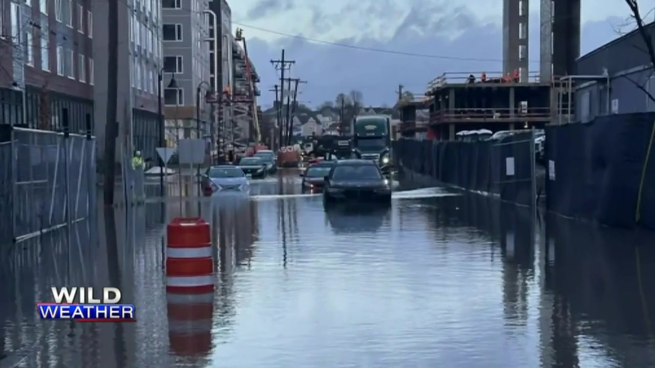 周三，街道和沿海洪水导致马萨诸塞州驾车者长时间封路和困扰不断