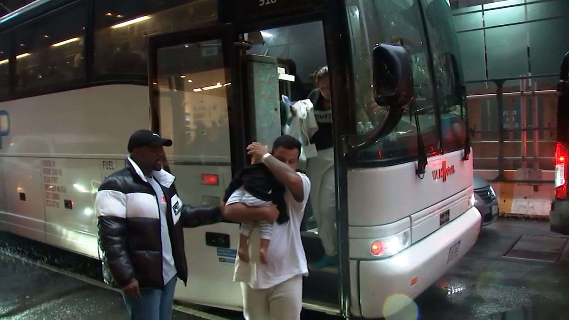 Hundreds of migrants dropped off in New Jersey, bypassing New York City restrictions - Boston News, Weather, Sports - Vimarsana News