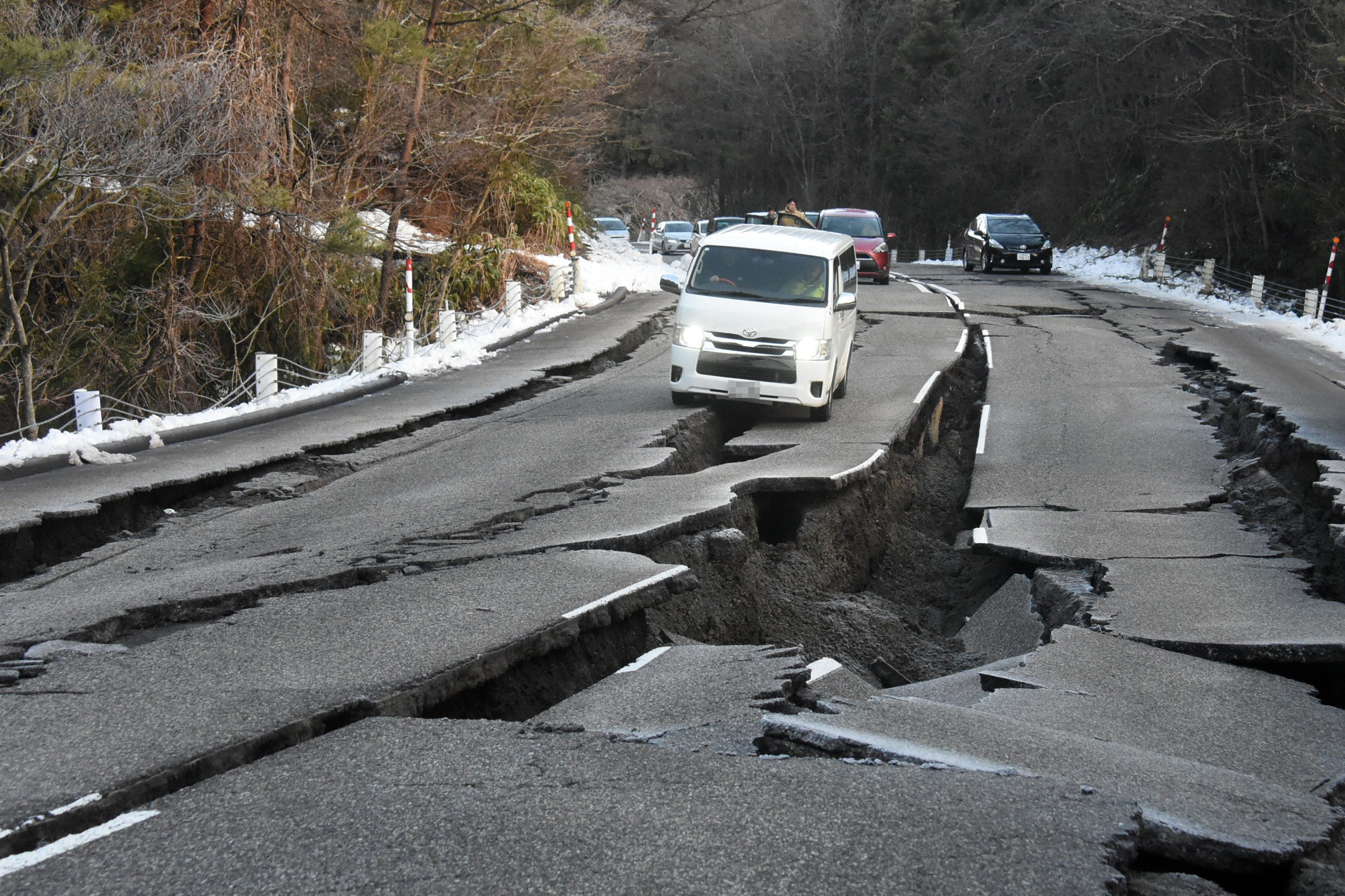 ‘Battle against time’ to find quake survivors as Japan lifts tsunami ...