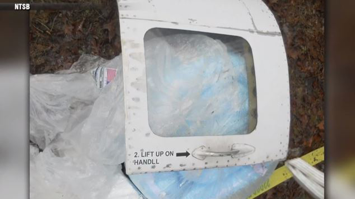飞机失事在新罕布什尔州坠毁，飞机门被发现距离坠毁地点几英里远