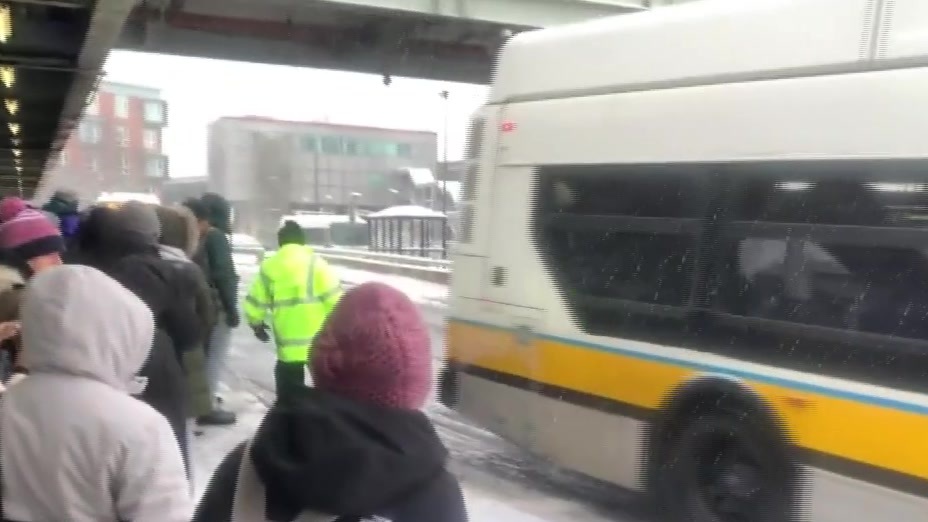 周二红线和橙线服务中断后，MBTA乘客感到沮丧