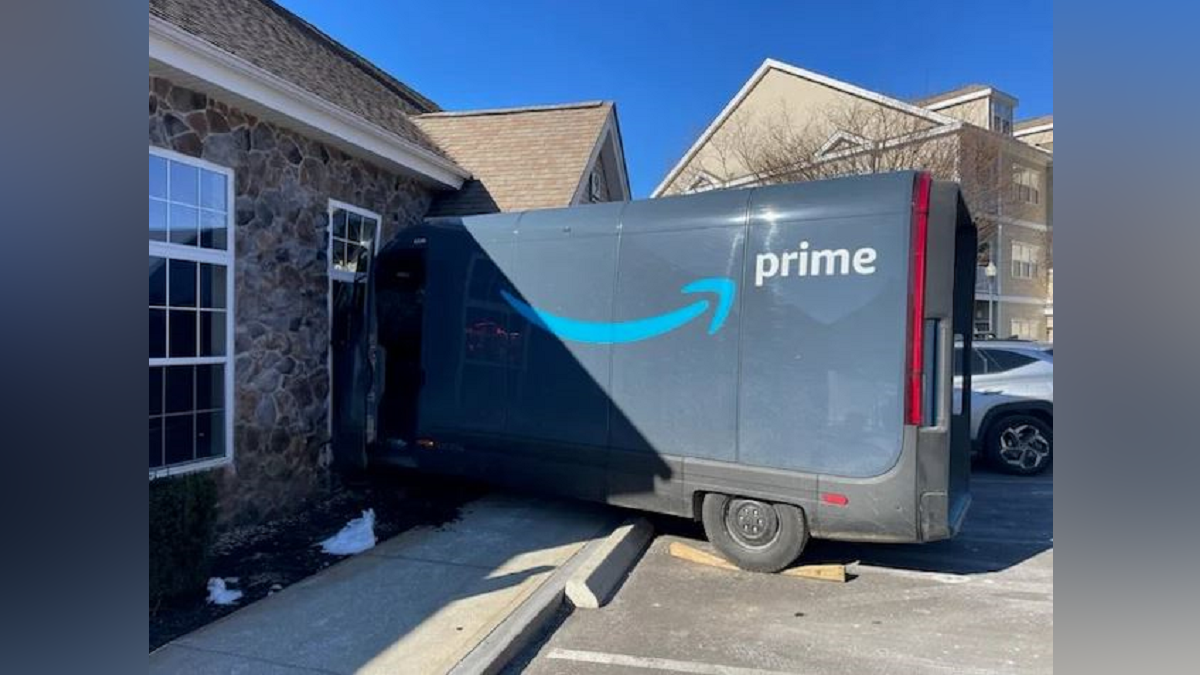 Amazon delivery truck smashes into Georgetown building – Boston News, Weather, Sports – Boston News, Weather, Sports | WHDH 7News