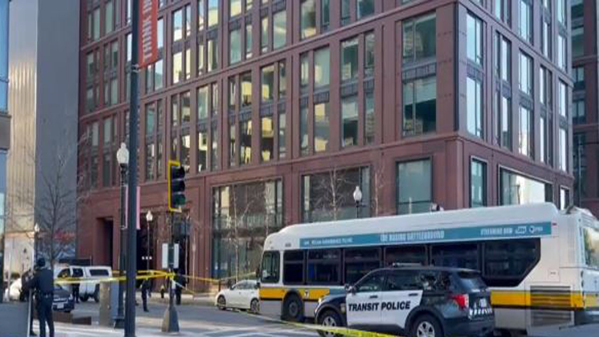 波士顿新闻、天气、体育：行人被MBTA公交车撞击，伤势危及生命