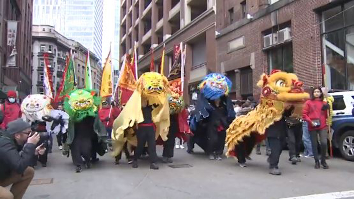波士顿的华人新年庆典继续举行，年度舞狮巡游吸引眼球