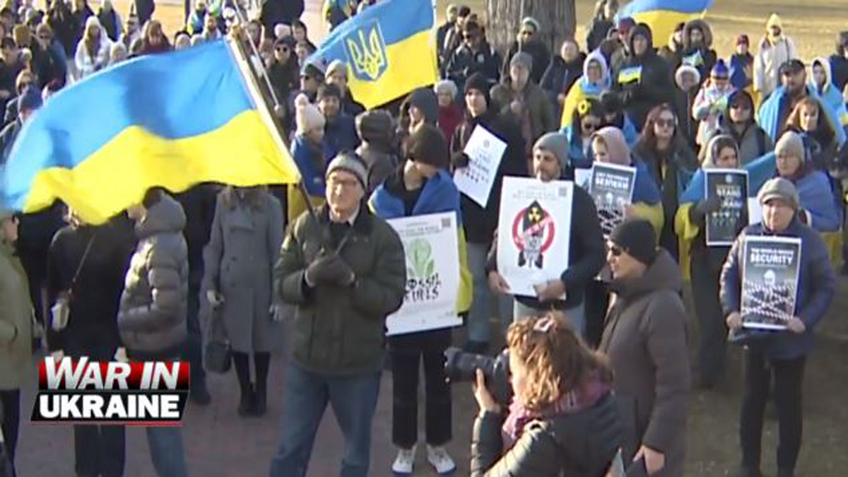 波士顿市民聚集波士顿公共广场，纪念乌克兰战争两周年