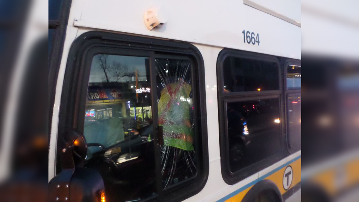 警方：驾驶员在道路愤怒事件中破坏MBTA公交车窗户，已被起诉-波士顿新闻、天气、体育