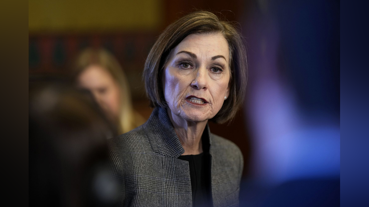 Iowa governor signs bill that would make it a crime for some undocumented migrants to be in the state - Boston News, Weather, Sports - Vimarsana News