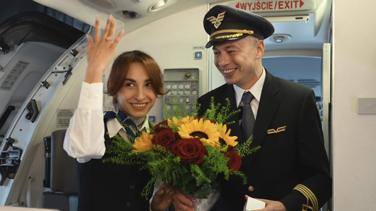 Pilot proposes to flight attendant girlfriend in front of passengers - Boston News, Weather, Sports - Vimarsana News
