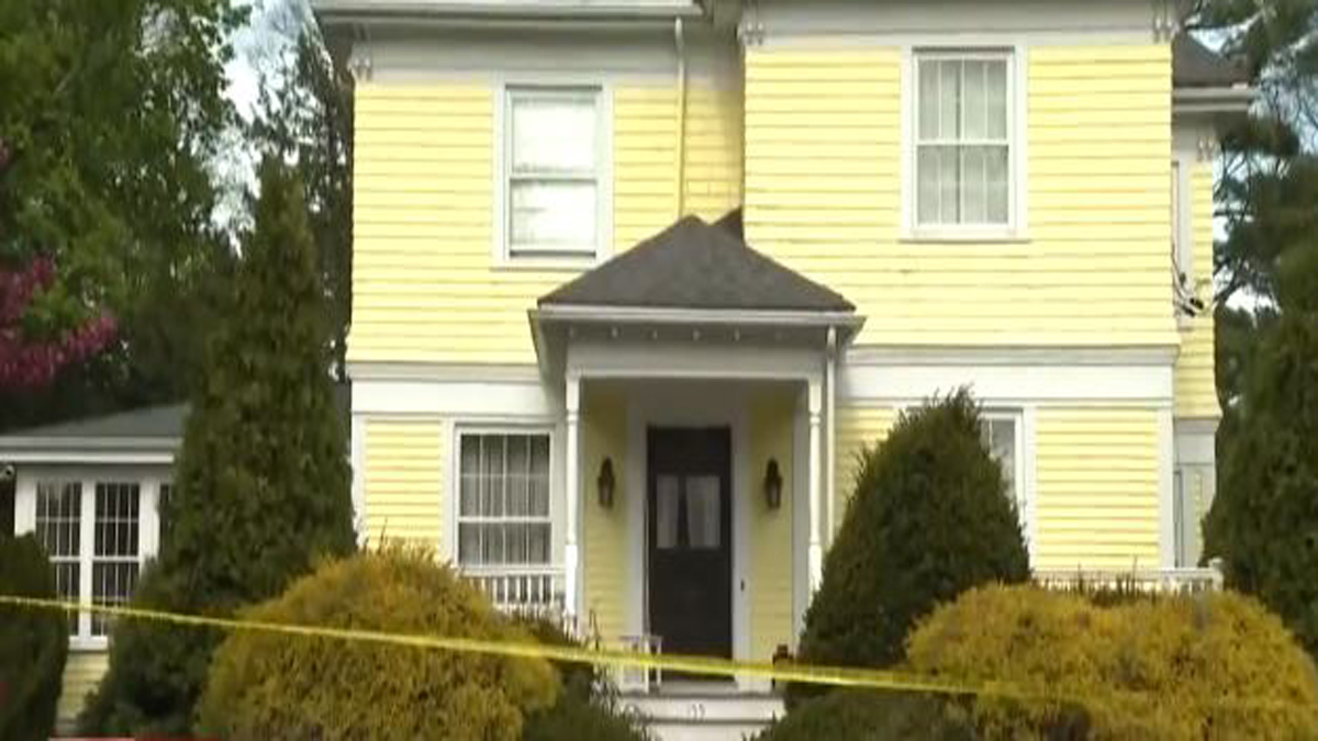 TAUNTON, MASS. (WHDH) - Authorities have identified the man who was found fatally shot in Taunton on Saturday morning.Officers responding to a report of a<a class="excerpt-read-more" href="https://whdh.com/news/authorities-identify-man-found-fatally-shot-in-taunton/">Read More</a>