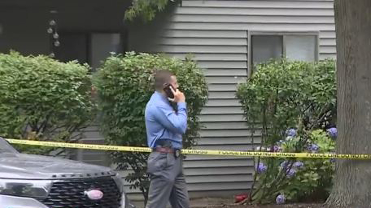 Authorities investigating triple stabbing at apartment complex in