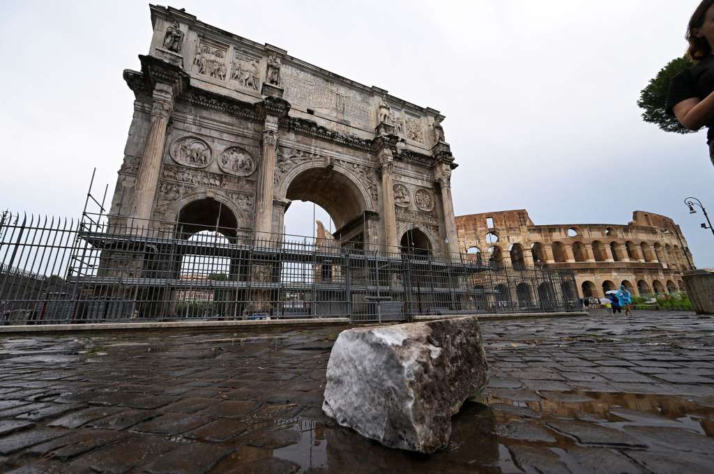 Lightning strike damages Rome’s ancient Arch of Constantine - Boston ...