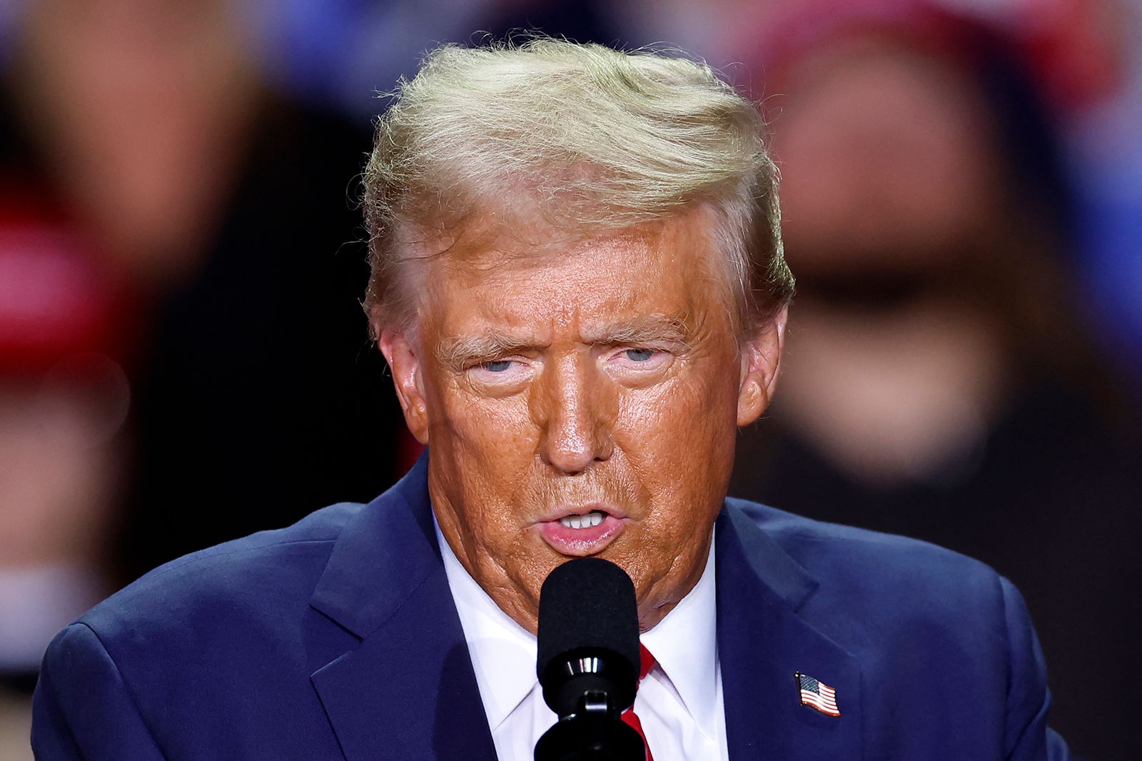 Trump campaign denies and revokes journalists’ election night