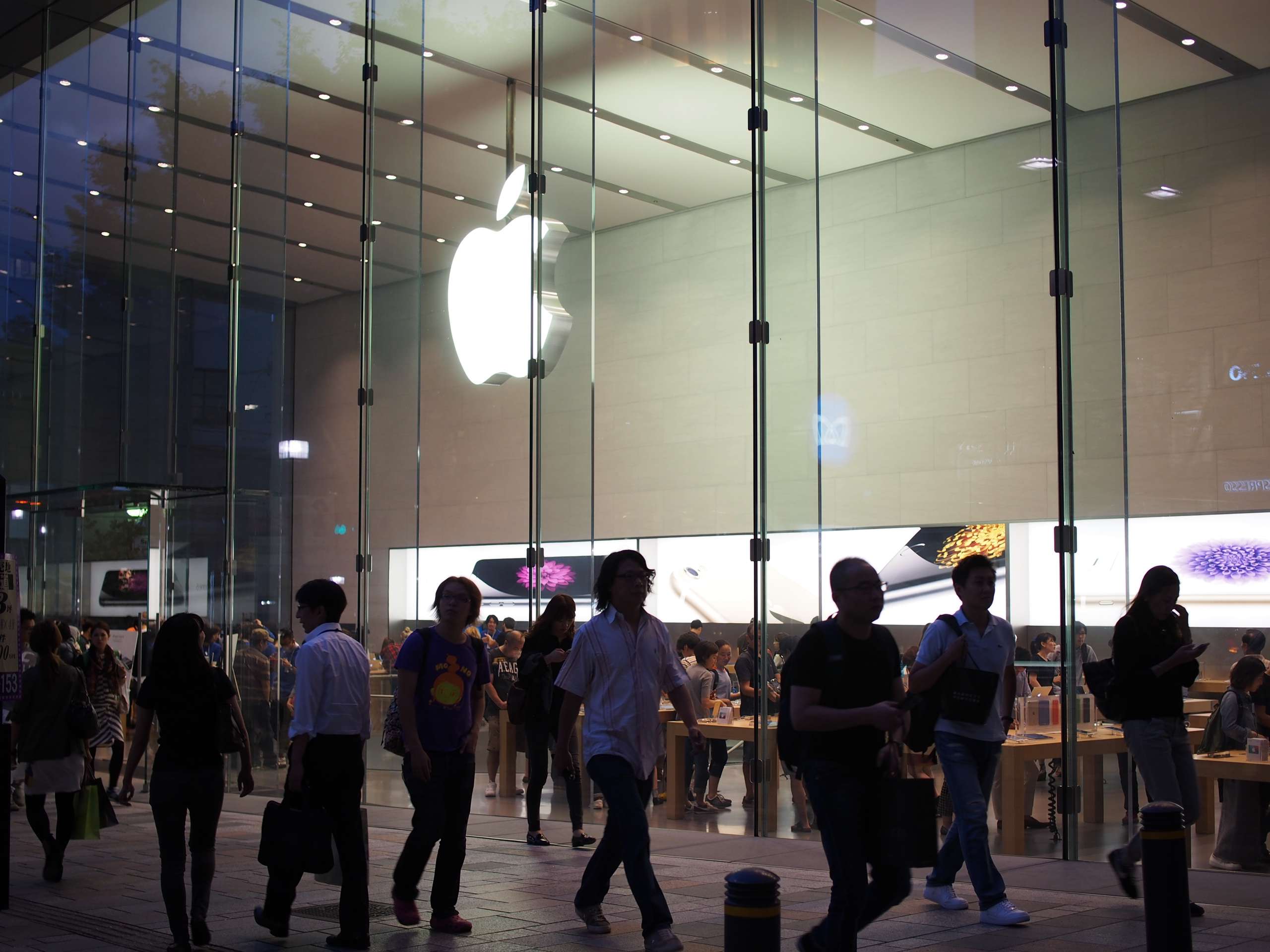 Apple unveils an upgraded Siri voice assistant with new AI features at its annual conference