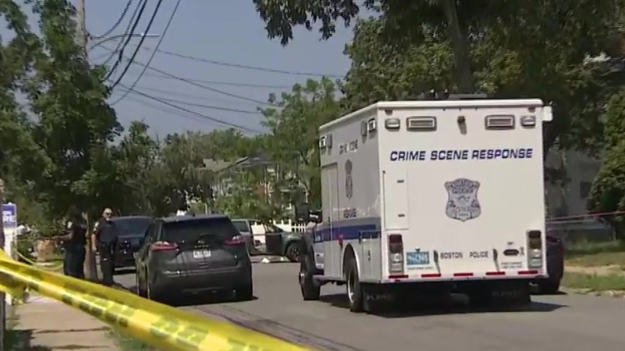 Homicide detectives investigating Hyde Park shooting that sent 2 to the hospital