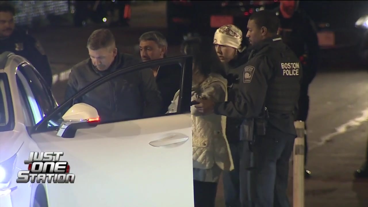 BOSTON (WHDH) - A man was arrested after a violent carjacking in Boston Thursday night, when a rideshare driver said she was nearly strangled by<a class="excerpt-read-more" href="https://whdh.com/news/boston-man-arrested-after-woman-allegedly-choked-with-wire-during-carjacking/">Read More</a>