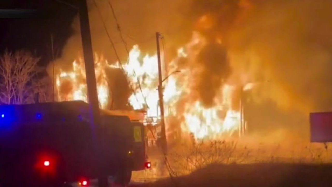 Massive fire engulfs Winchendon building in flames