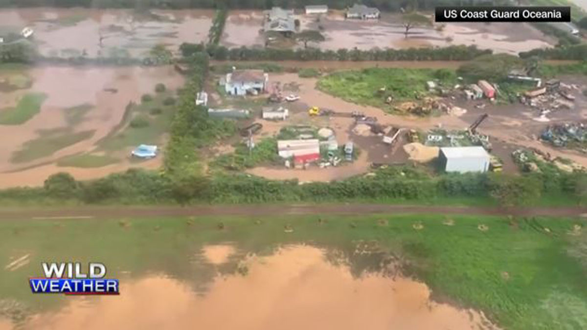 Historic Hawaii floods leave 2,000 people without power