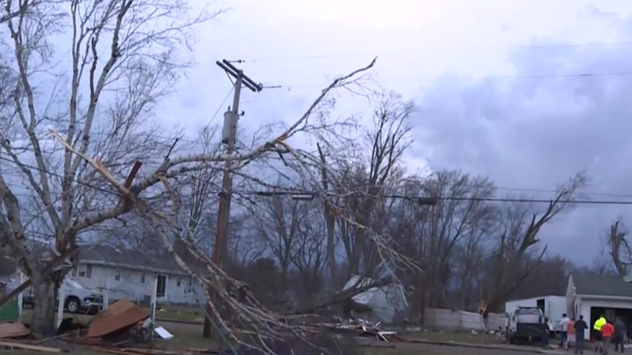 3 dead in Michigan after an apparent tornado rips through the state