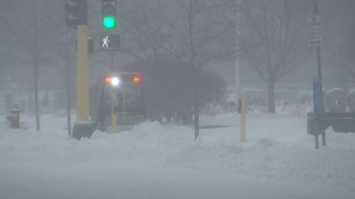 Snow and wind batter parts of US, with threat of thunderstorms and tornadoes starting later Sunday