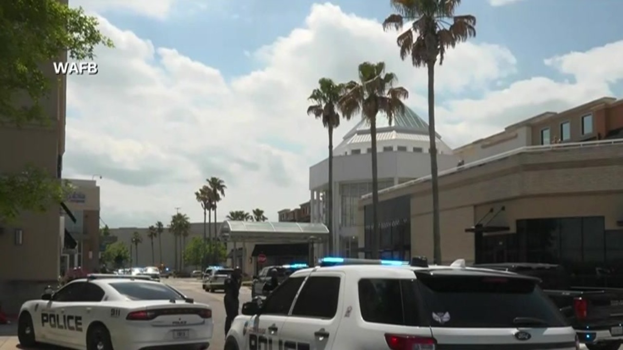 Police say 10 hurt, suspects fled after two groups open fire inside Mall of Louisiana