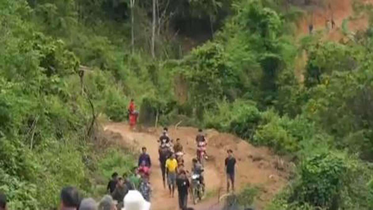 Rescuers free 4 men who had been trapped in a flooded Laos cave, search for 2 still missing