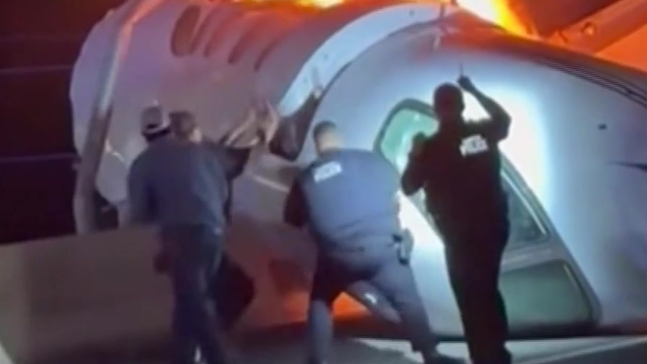 Bystanders rush to rescue passengers after small plane crashes on Texas highway, killing 1