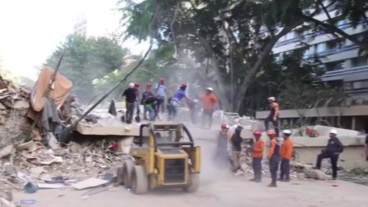 As quake rescue effort winds down, Venezuelans are left alone to recover their dead