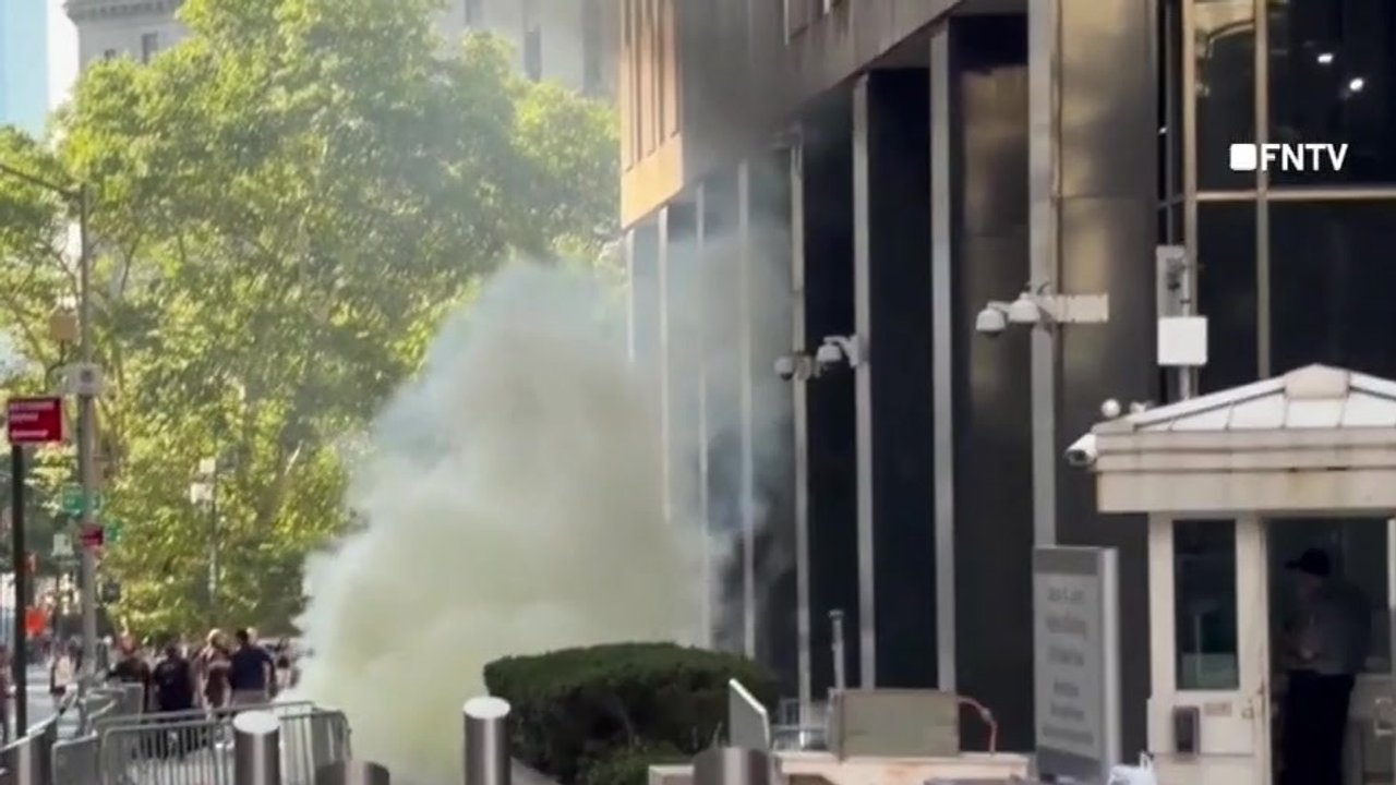 Suspect in custody after starting fire outside New York federal building, FBI says