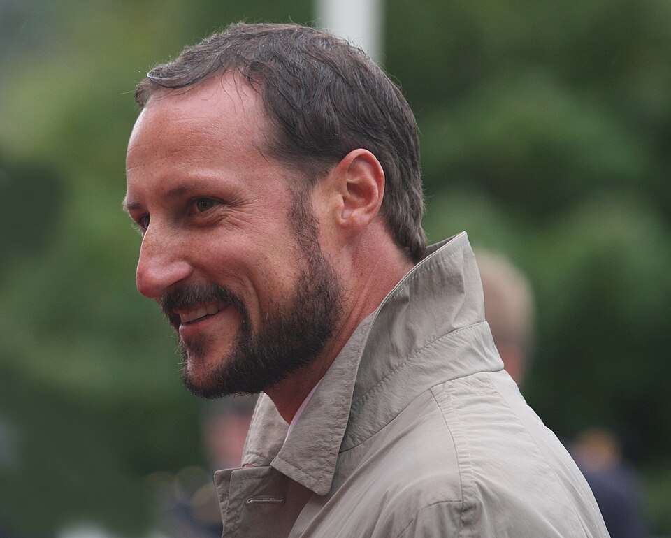 Norway’s crown prince becomes King Haakon VIII after his father’s death