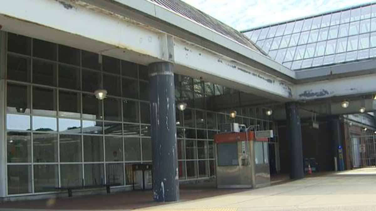 BOSTON (WHDH) - A 19-year-old man is dead and a woman is in critical condition after falling onto the tracks at the Forest Hills MBTA<a class="excerpt-read-more" href="https://whdh.com/news/horrific-tragedy-man-dead-woman-critical-after-falling-onto-tracks-at-forest-hills-station/">Read More</a>