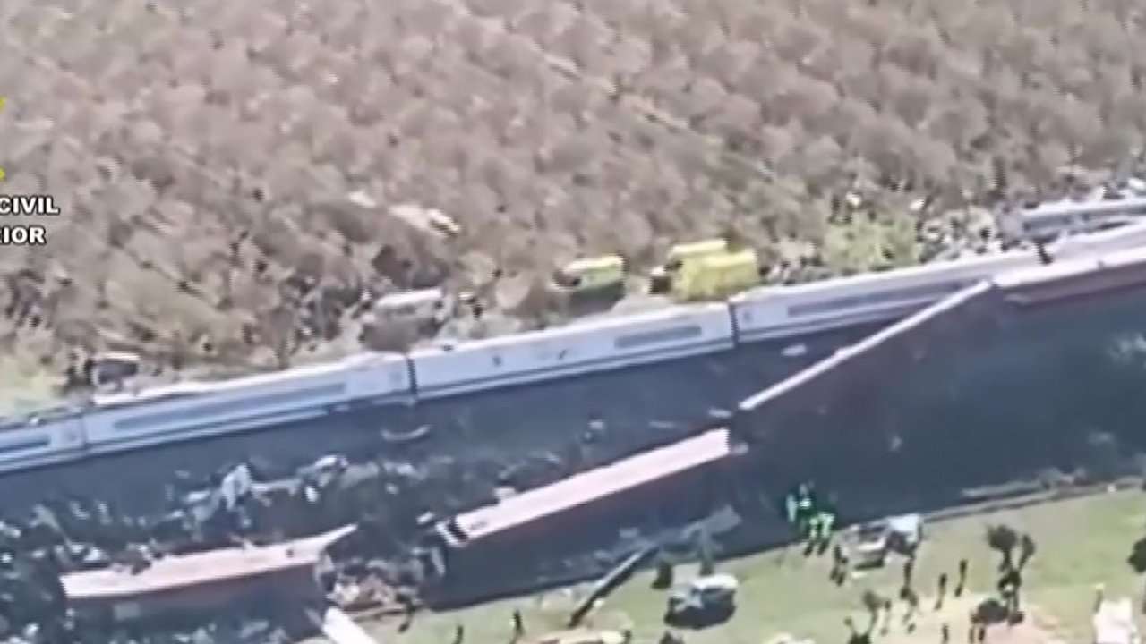 At least 30 dead and 80 injured in high-speed train crash in central Spain