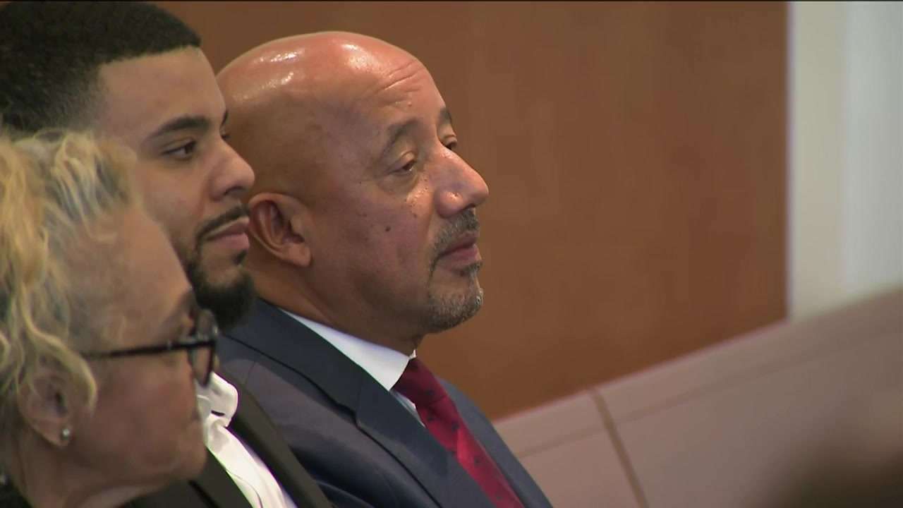 Vote of no confidence in Lawrence mayor Brian DePeña advances to full city council